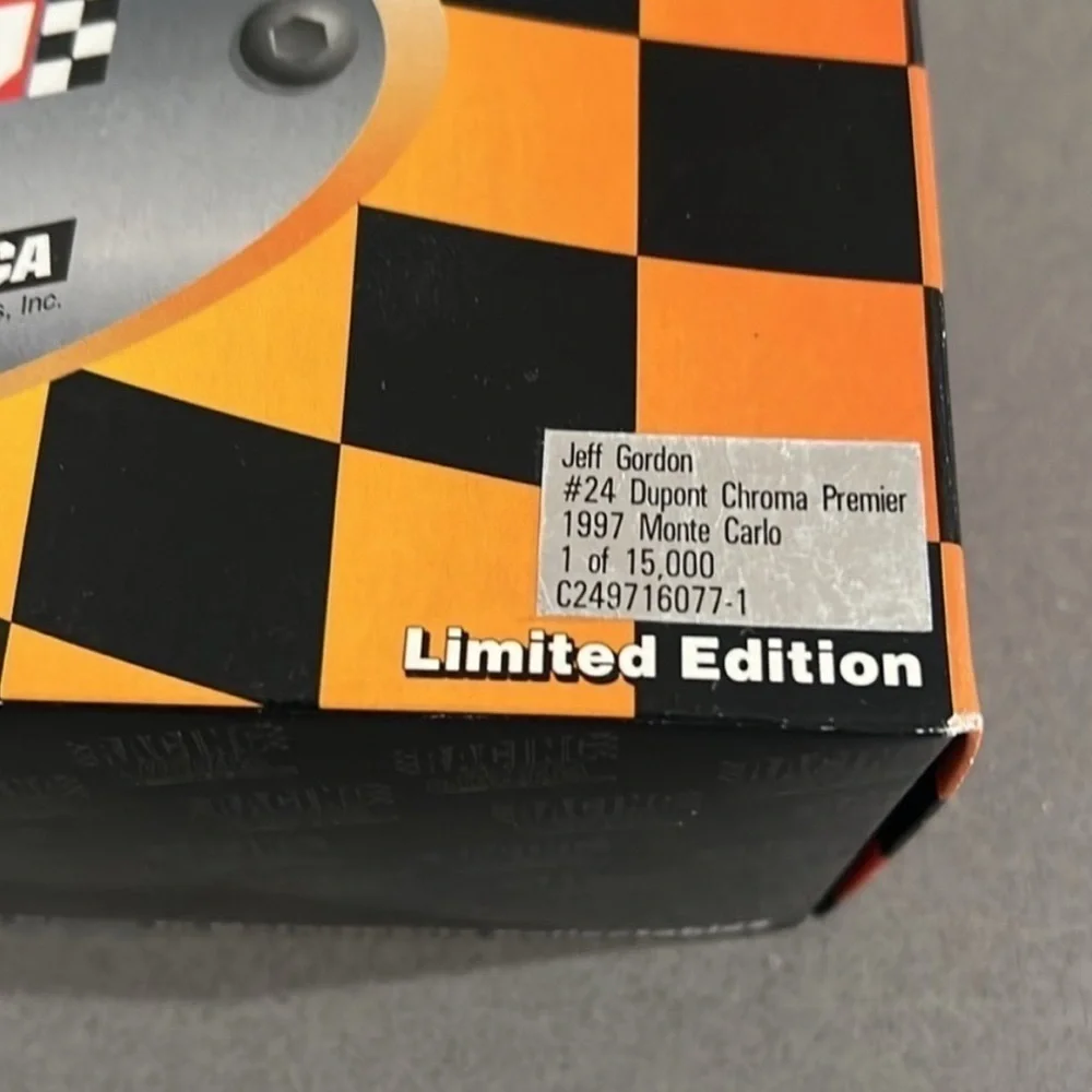 Jeff Gordon #24 DuPont Chroma Premier 1997 Monte Carlo 1:24 Diecast Car